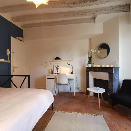 Chaleureux, Vue Sur La Maison Adam Angers